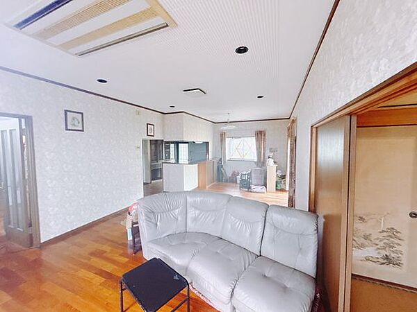 【リフォーム中撮影】21.5帖のLDKです。天井・壁クロス張替、フロア仕上げ、照明器具交換、火災報知機設置、エアコン新品設置。大きな窓があり、陽光が心地よいので、家族団欒にぴったりの空間です。
