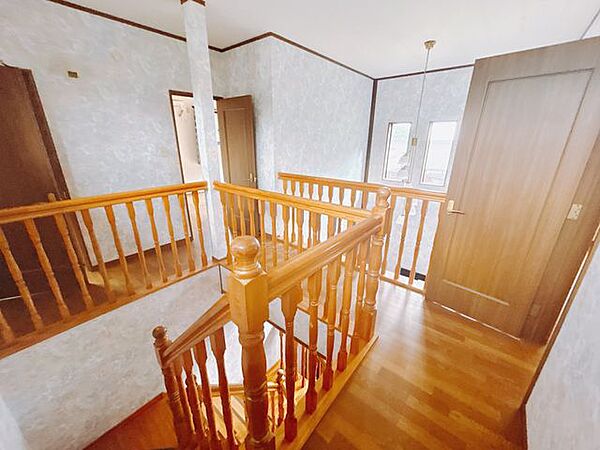 【リフォーム中】2階廊下です。フローリング重ね張りを予定しております。各部屋につながります。
