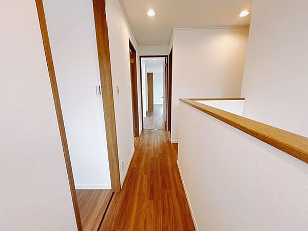 【リフォーム済】2階廊下です。壁天井クロス張替、照明器具交換。この廊下から各部屋に繋がります。