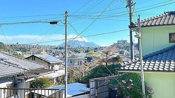 1階和室からの眺望です。窓からは桜島が一望できます。桜島を眺めながらくつろぎの空間としていかがでしょうか。