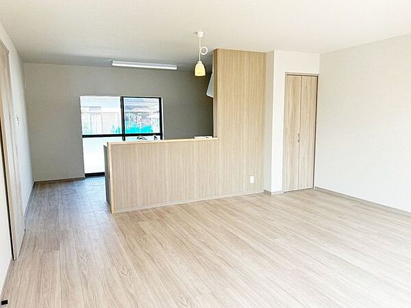 【リフォーム後写真】和室をリフォームして18帖超のリビングに変身させました。収納もあり、ダイニングスペースとリビングスペースを分けて使えますよ。