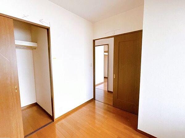 【リフォーム中/4.5帖洋室別角度】床はフローリング張り、壁・天井はクロスの張替えを行い、建具や照明交換を行う予定です。