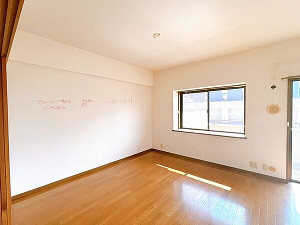 【リフォーム中/LDK】19.6帖のLDKです。床はフローリング張り、壁・天井はクロスで仕上げる予定です。南面に大きな窓があり、明るいリビングです。是非一度ご見学にお越しください。