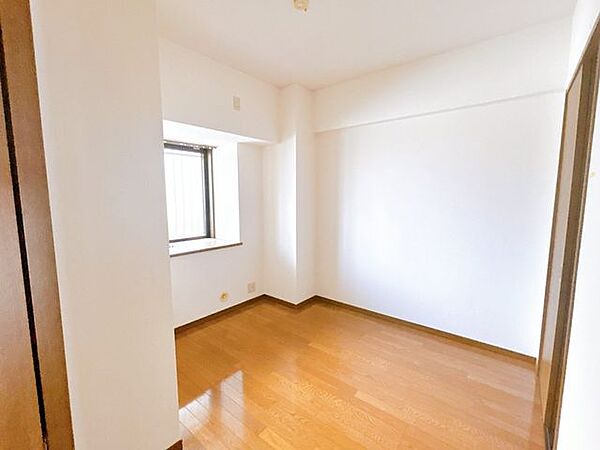 【リフォーム中/4.5帖洋室】床はフローリング張り、壁・天井はクロスの張替えを行い、建具や照明交換を行う予定です。