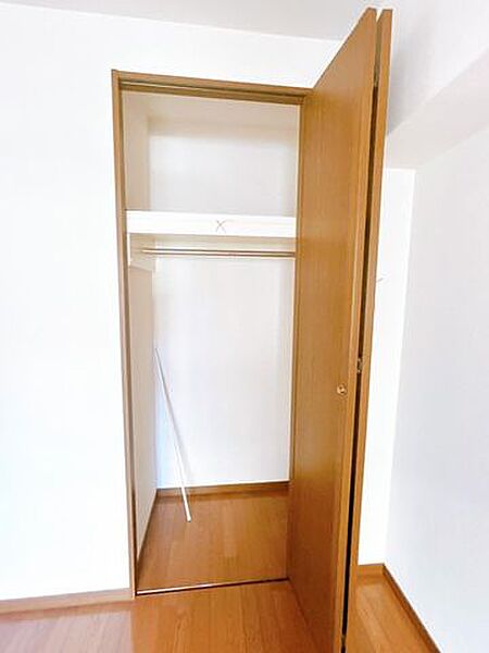 【リフォーム中/6.0帖洋室収納】収納の中には枕棚とハンガーパイプを設置します。建具の交換を行う予定です。