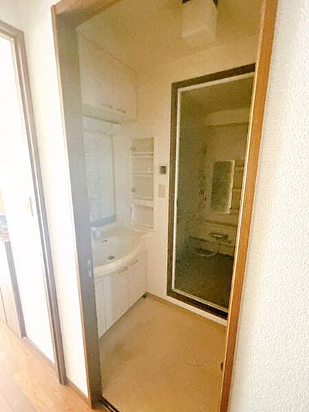 【リフォーム中/洗面所】洗面化粧台は新品に交換予定です。三面鏡の裏側はすべて収納になっています。洗面ボウルは底が平らなので、つけ置き洗いなどの家事でも活躍します。