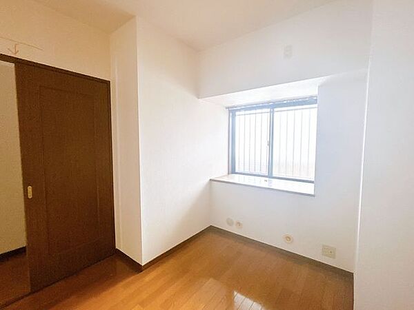 【リフォーム中/4.5帖洋室別角度】床はフローリング張り、壁・天井はクロスの張替えを行い、建具や照明交換を行う予定です。