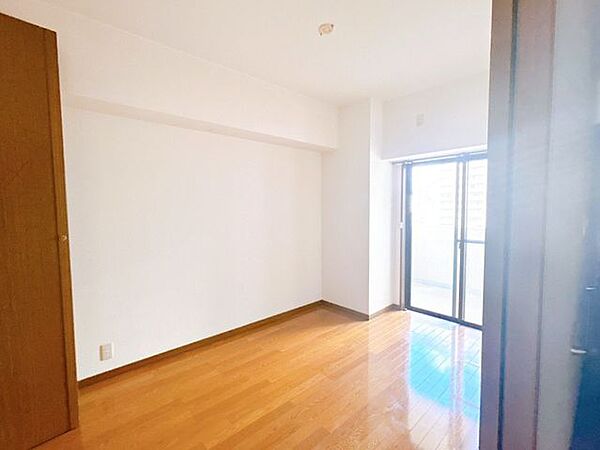 【リフォーム中/6.0帖洋室】床はフローリング張り、壁・天井はクロスの張替えを行い、建具や照明交換を行う予定です。