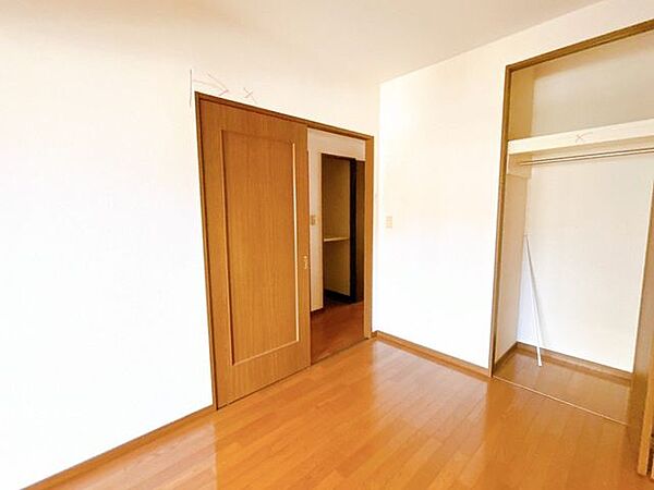 【リフォーム中/6.0帖洋室別角度】床はフローリング張り、壁・天井はクロスの張替えを行い、建具や照明交換を行う予定です。