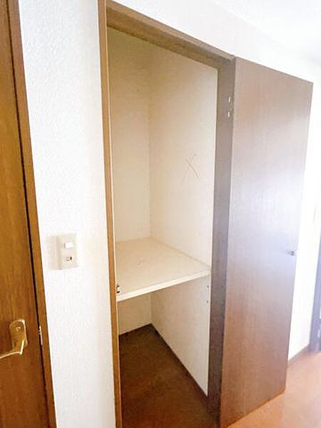 【リフォーム中/廊下収納】廊下にも便利な収納があります。