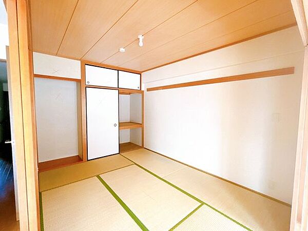 【リフォーム中/5.6帖洋室】床はフローリング張り、壁・天井はクロスの張替えを行い、建具や照明交換を行う予定です。