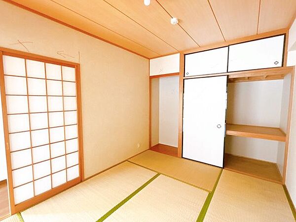 【リフォーム中/5.6帖洋室別角度】床はフローリング張り、壁・天井はクロスの張替えを行い、建具や照明交換を行う予定です。