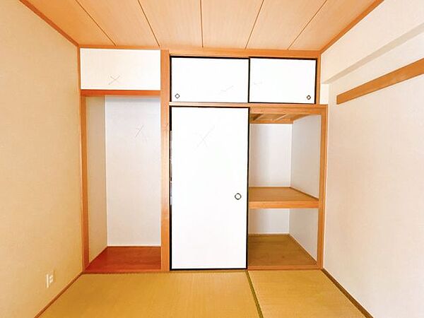 【リフォーム中/5.6帖洋室収納】収納の中には枕棚とハンガーパイプを設置します。建具の交換を行う予定です。