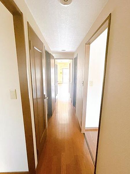 【リフォーム中/廊下】廊下はフローリング張り、クロスの張替え、照明交換を行い、明るい印象に生まれ変わる予定です。