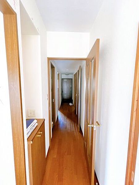 【リフォーム中/廊下】廊下はフローリング張り、クロスの張替え、照明交換を行い、明るい印象に生まれ変わる予定です。