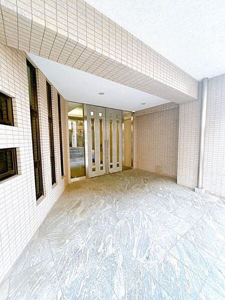 【現地外観】平面・機械式駐車場/有（月額18000~20000円、 空き状況は管理会社へ要確認）