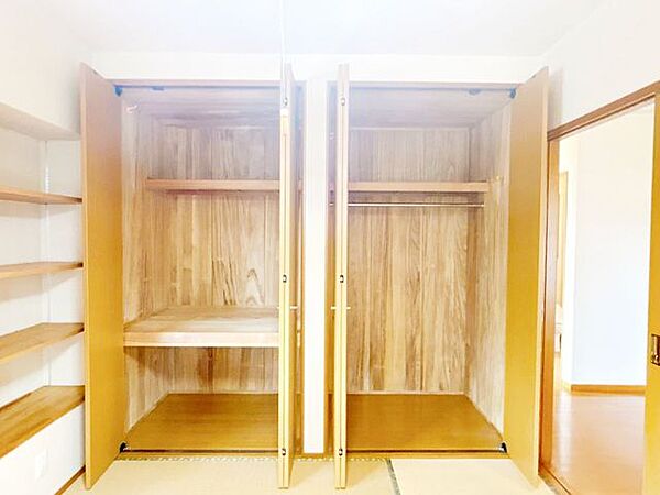 【現況】南東側和室の収納です。