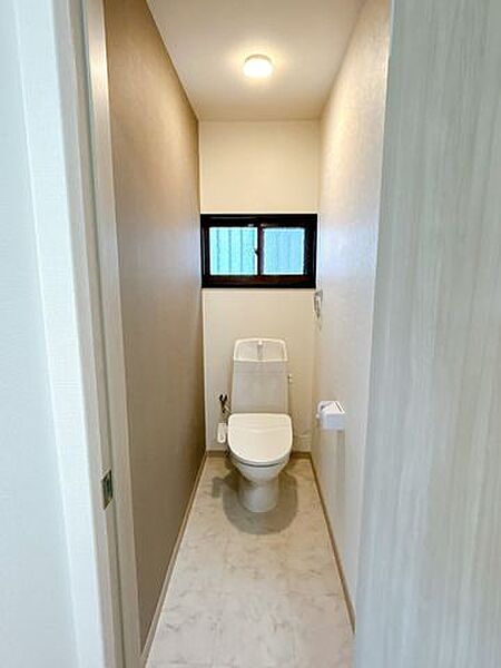 【リフォーム済】トイレは壁・天井のクロス、床のクッションフロアを張り替え、便器を新品に交換しました。直接お肌に触れる部分なので、新品だと嬉しいですね。便座は温度調整ができるので、寒い冬場でも安心して…