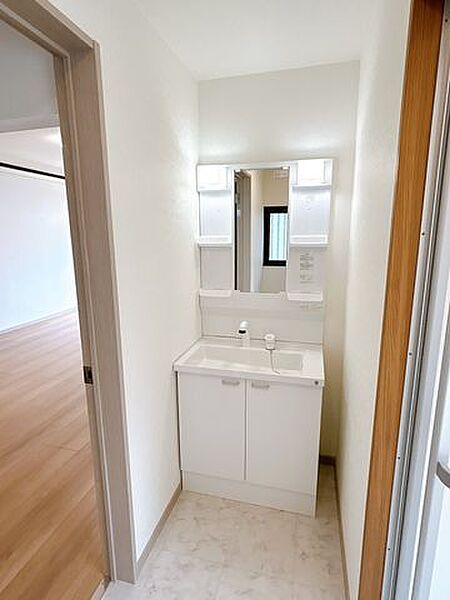 【リフォーム済】洗面化粧台はハウステック製の新品に交換しました。間口75cmの大型の洗面ボウルは洗顔・洗髪はもちろん、つけ置き洗いにも使えます。コンセント付きです。