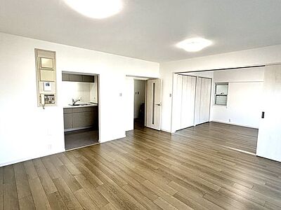 外観：【リフォーム後写真】リビングはフローリング工事、クロス工事、建具交換、照明交換等を行いました。グッとイメージが明るくなりました。