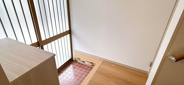 【リフォーム済】玄関です。引き違いのため出入りの際扉が人にあたる心配をしなくてもいいですね。