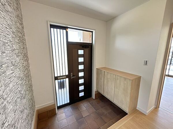 【リフォーム済】玄関ドアです。ドアをクリーニングして鍵をシリンダー事交換しました。屋根付きの駐車スペースもあるので、車はもちろん自転車やアウトドア用品を置いてもいいですね。