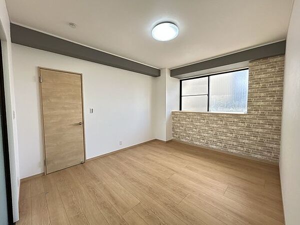【リフォーム済】1階洋室です。壁、天井クロスを交換し床を上張りしました。家の奥に位置しているので寝室として使い勝手がいいですよ。