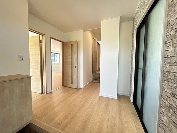 【リフォーム済】玄関ホールの別角度です。アクセントクロスを使用しているので、華やかな印象の玄関に仕上がりました。