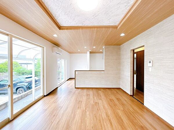 【リフォーム後/LDK】16帖のLDKです。床はフローリング張り、壁・天井はクロスで仕上げました。南東面に大きな窓があり、明るいリビングです。是非一度ご見学にお越しください。