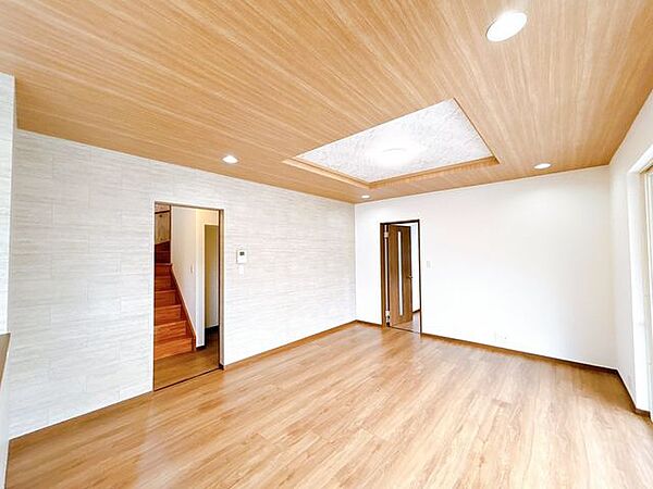 【リフォーム後/二階6.0帖洋室別角度】床はフローリング張り、壁・天井はクロスの張替えを行い、建具や照明交換を行いました。