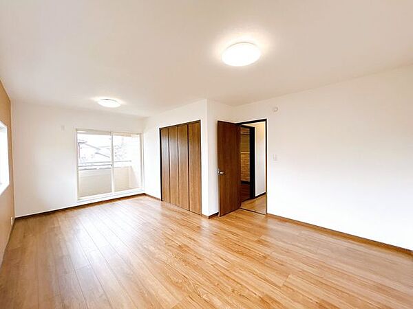 【リフォーム後/10.5帖洋室】床はフローリング張り、壁・天井はクロスの張替えを行い、建具や照明交換を行いました。