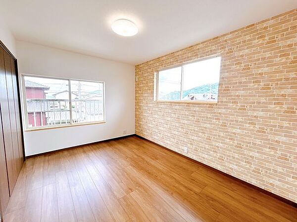 【リフォーム後/二階6.0帖洋室】床はフローリング張り、壁・天井はクロスの張替えを行い、建具や照明交換を行いました。