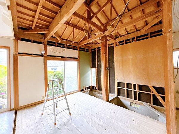 【リフォーム中/LDKの別角度】LDKの別角度写真です。床はフローリング張り、壁・天井はクロスで仕上げる予定です。対面キッチンでご家族全員で会話を楽しみながらの生活が可能です。