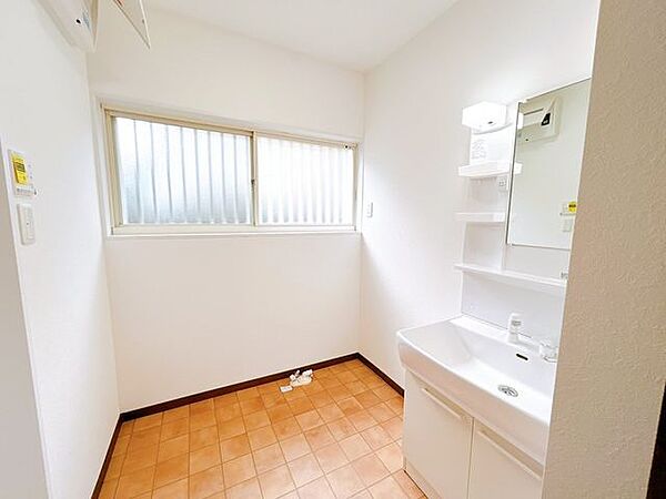 【リフォーム後/洗面所】洗面化粧台は新品に交換しました。洗面ボウルは底が平らなので、つけ置き洗いなどの家事でも活躍します。