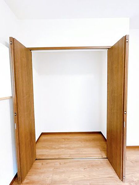 【リフォーム後/6.0帖洋室収納】新しく収納を設置しました。建具の交換を行いました。