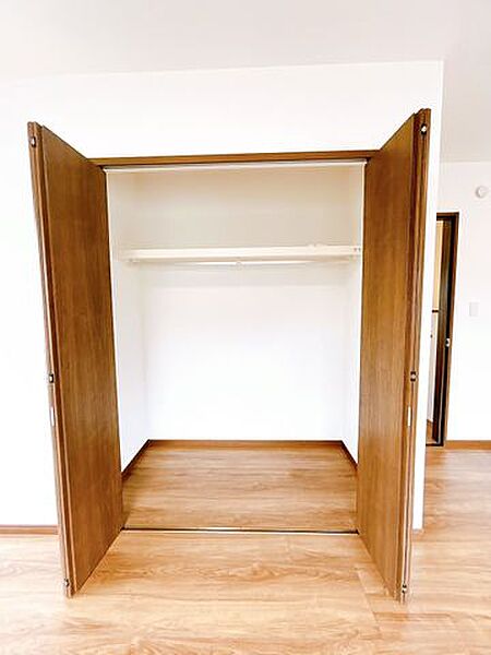 【リフォーム後/10.5帖洋室収納】収納の中には枕棚とハンガーパイプを設置しました。建具の交換を行いました。