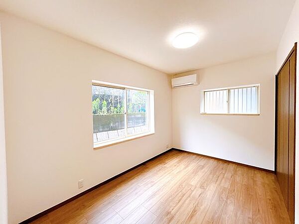 【リフォーム後/6.0帖洋室】床はフローリング張り、壁・天井はクロスの張替えを行い、建具や照明交換を行いました。
