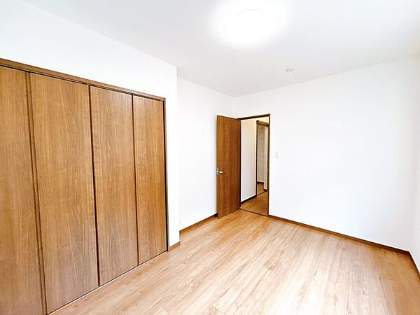 【リフォーム後/6.0帖洋室別角度】床はフローリング張り、壁・天井はクロスの張替えを行い、建具や照明交換を行いました。