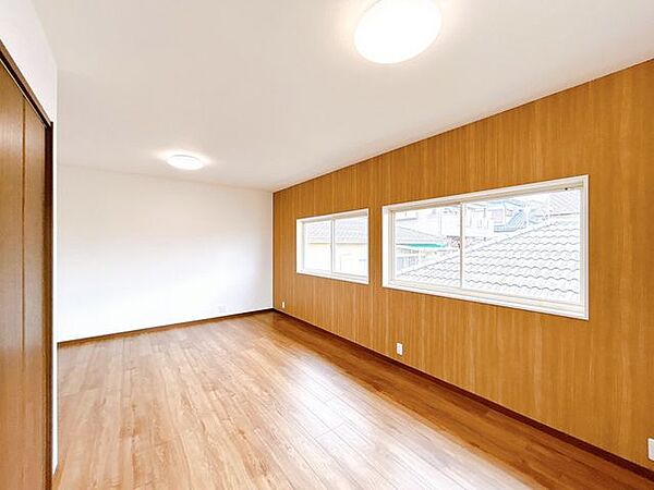 【リフォーム後/10.5帖洋室別角度】床はフローリング張り、壁・天井はクロスの張替えを行い、建具や照明交換を行いました。