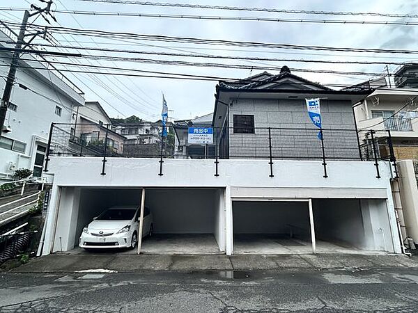 駐車場は屋根付きで4台駐車可能です。雨や灰から大切なお車を守ります。