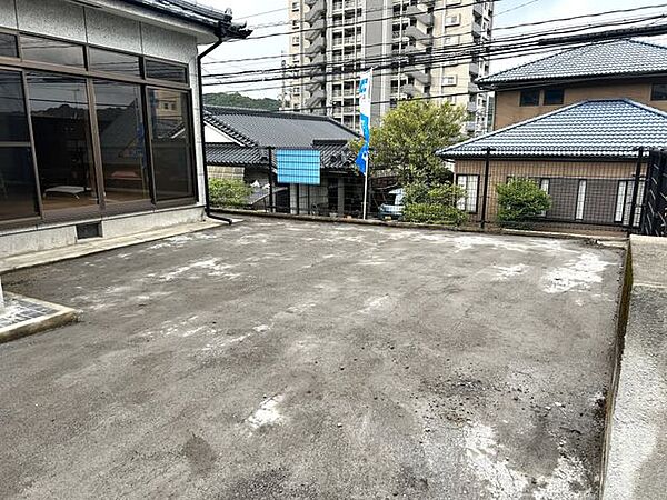 【リフォーム後】お庭の石や木を撤去しました。家族でバーベキューができるくらいのスペースがありますよ。