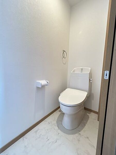 【リフォーム済】トイレです。新品のトイレへ交換しました。肌に触れる設備が新しいとうれしいです。