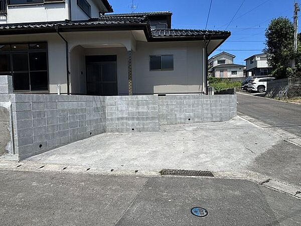 【リフォーム済】駐車場です。お庭部分を掘削して駐車スペースへと改良しました。車種により合計3台駐車可能です。