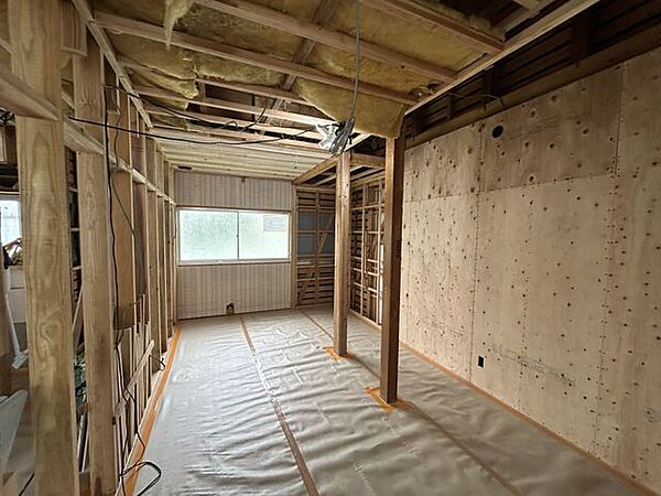 【リフォーム中】東側洋室です。壁、天井クロスを交換し床を上張りします。大きな掃き出し窓があるので明るい印象です。