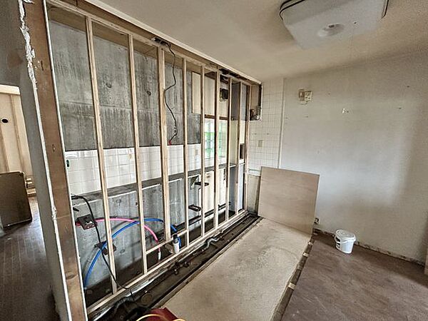 【リフォーム中】キッチンは新品に交換します。現在解体が進んでおります。