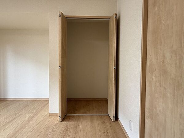 【リフォーム後】1階洋室のクローゼットです。衣類やバッグ、季節物などをまとめて収納できますね。