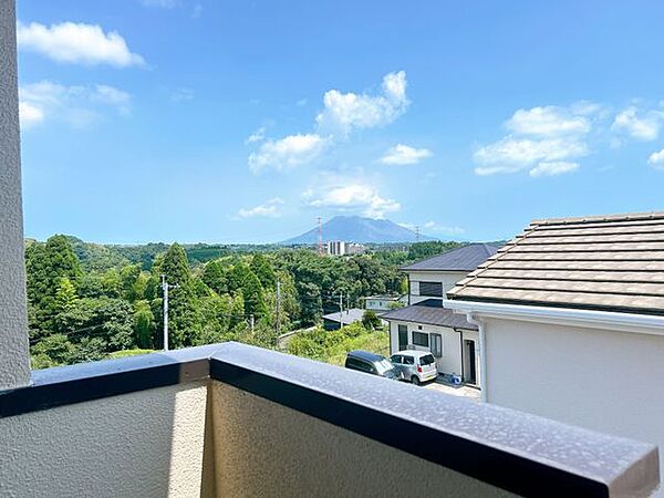 バルコニーからの眺望です。桜島を眺めることができます。