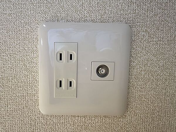 各居室にコンセントを新設しております。