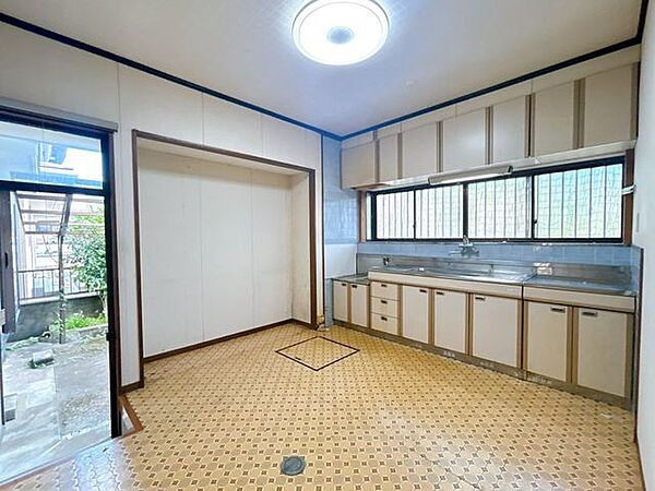 台所（別アングル）です。床下収納もついています。勝手口から駐車場に出ることができます。