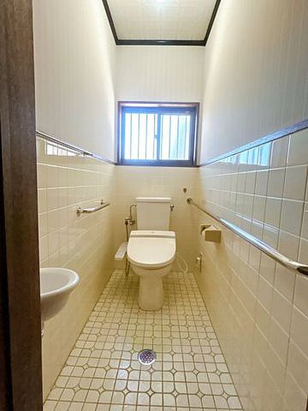 トイレです。個別で手洗いがついています。家族みんなで使う場所なので、いつでも清潔にしておきたいですね。